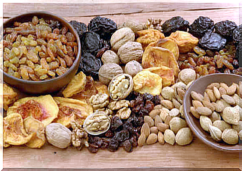 Nuts and other iron-rich foods to increase energy