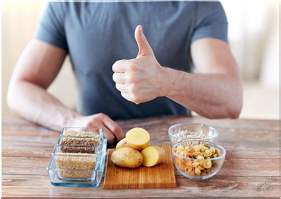 Man with food raising his finger: carbohydrates that do not make you fat