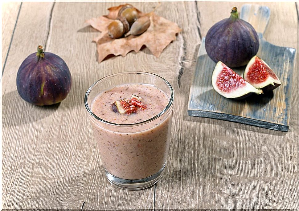 Fig, oatmeal and cinnamon smoothie