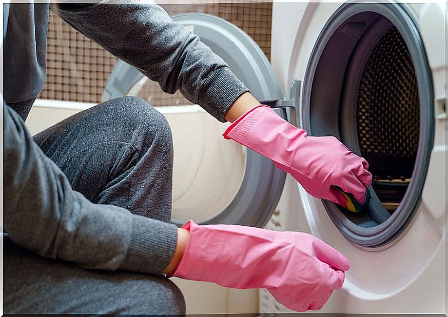 An effective trick to remove mold from washing machine rubber