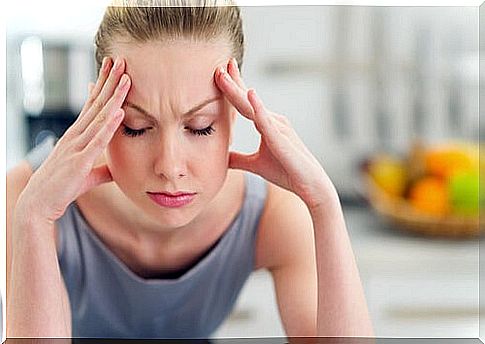 Woman with her hands on her head: stress is the cause of digestive problems