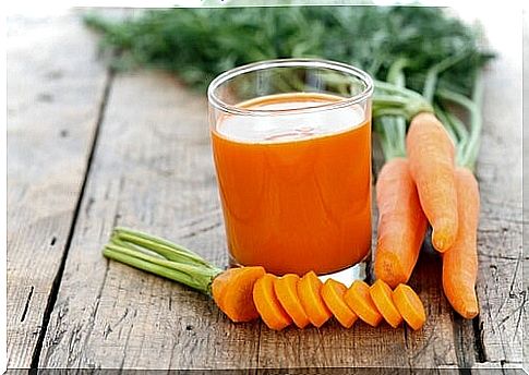 Carrot-and-purple-cabbage-smoothie