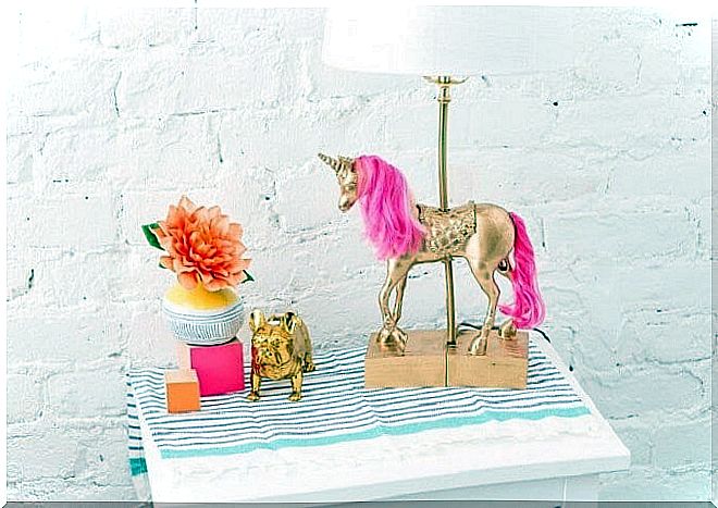 Curious accessories: unicorns and other mythological beings.