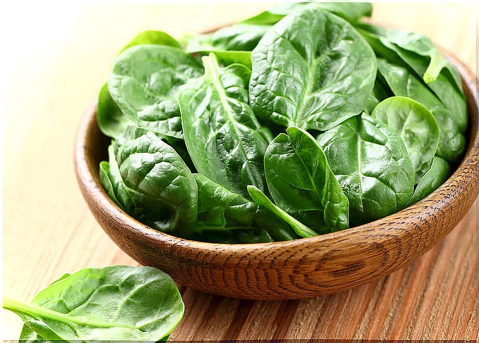 bowl of spinach to clean the arteries