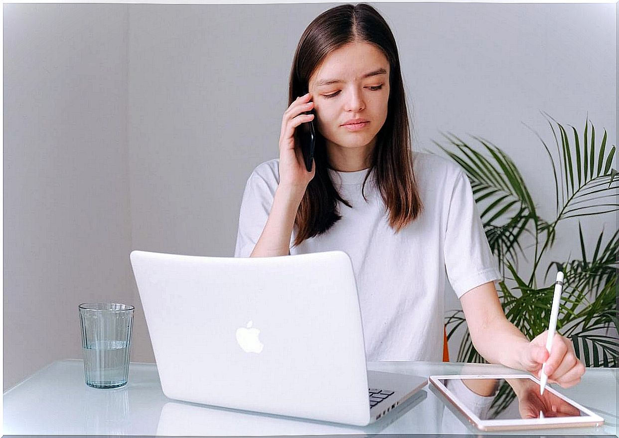 Telecommuting of a pecking woman.