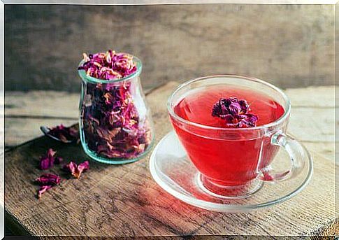 Rose tea is an ancient remedy that provides multiple benefits to our health.