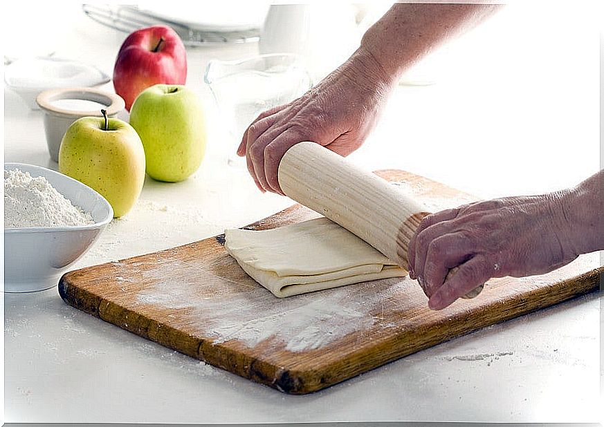 Puff pastry and apples.