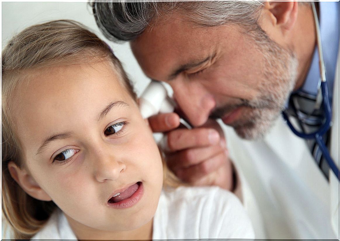 Doctor examines little girl's ear.